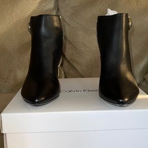 Calvin Klein Jailene Cow Silk size 7.5